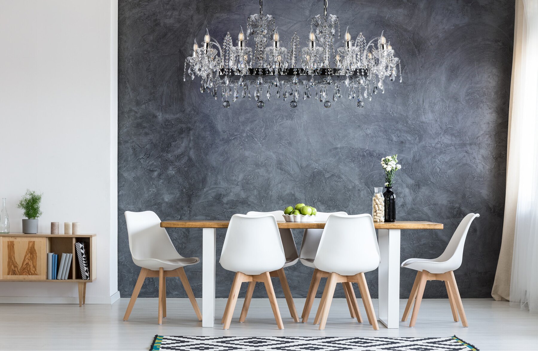 Crystal chandelier above the dining table EL1021402