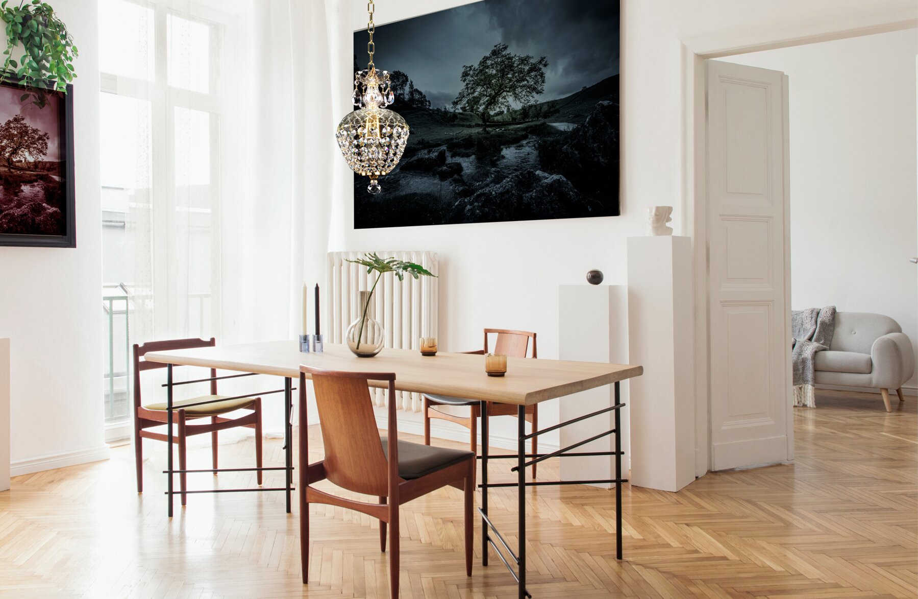 Krištáľový luster nad jedálenským stolom v škandinávskom štýle L305CLN