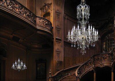 Хрустальная люстра над лестницей в замковом стиле L002CE